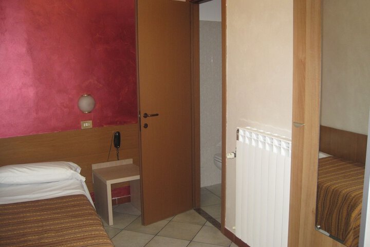 Room 11 of 30