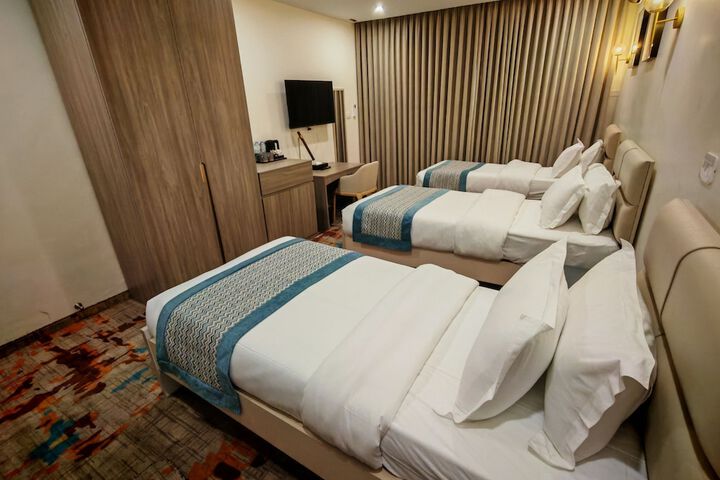 Room 11 of 118