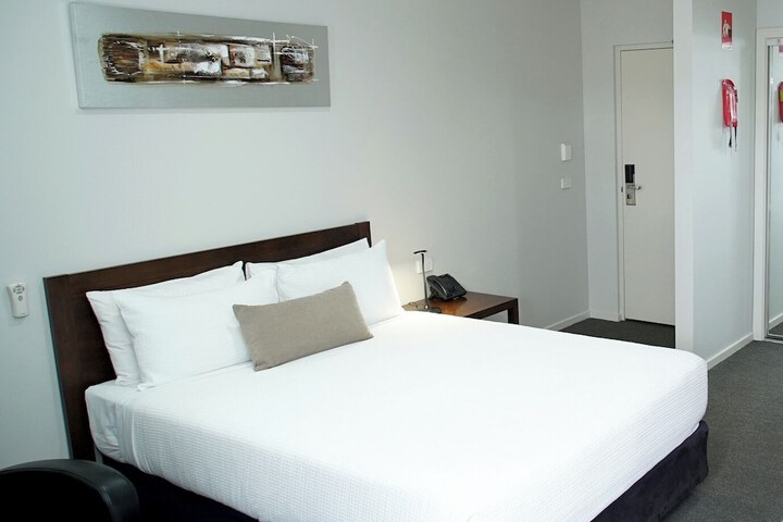Room 10 of 33