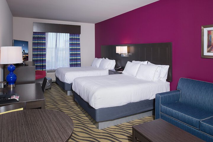 2 Queen Beds (7 of 8)