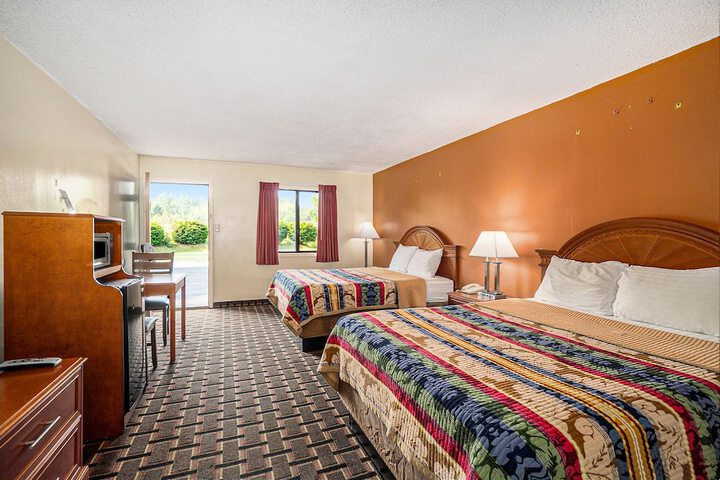 2 Queen Beds (2 of 4)