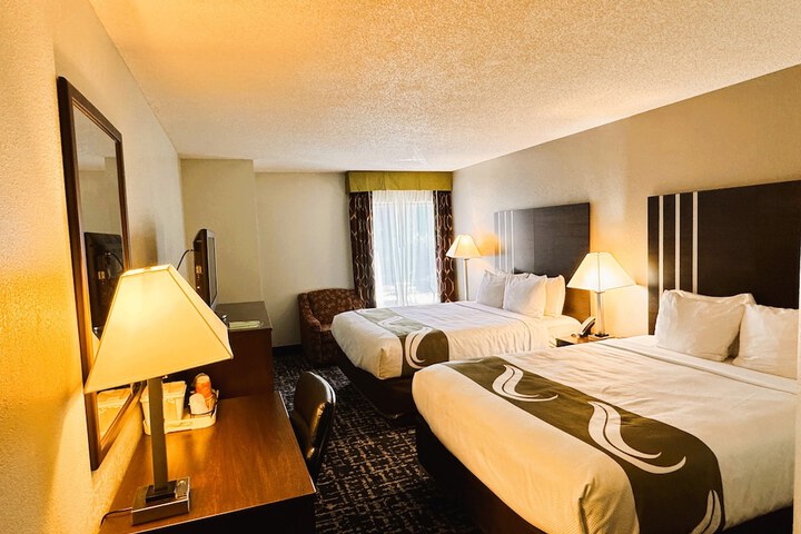 2 Queen Beds (6 of 21)