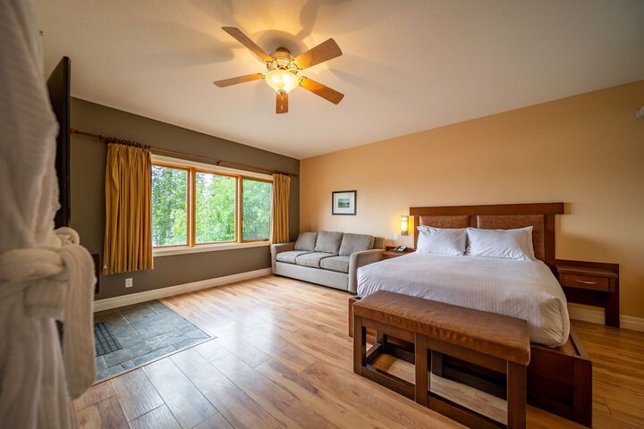 Room 16 of 102