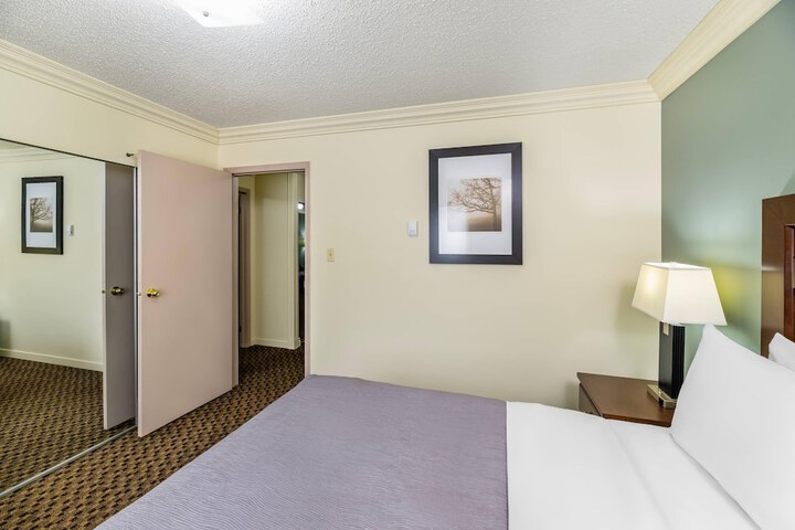 Room 33 of 68