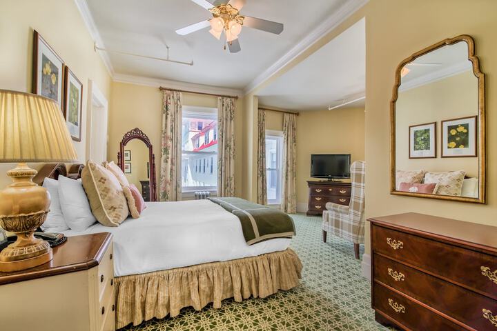 Quadruple Deluxe Queen Bed (23 of 37)