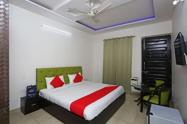Room 5 of 12