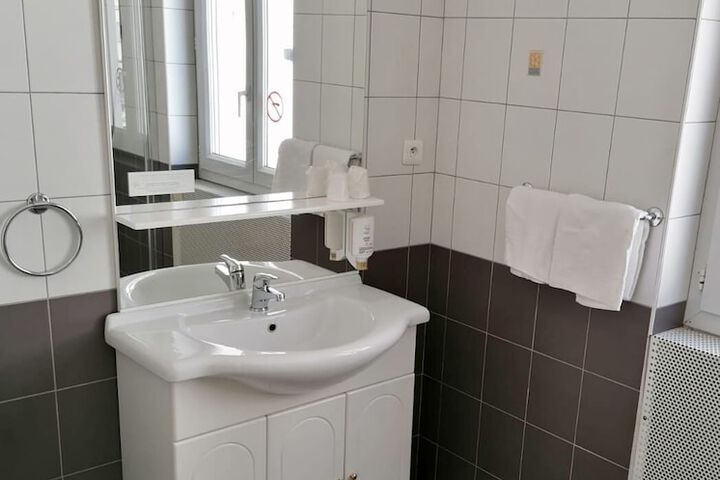 Room 40 of 77