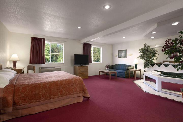 1 Queen Bed (1 of 14)