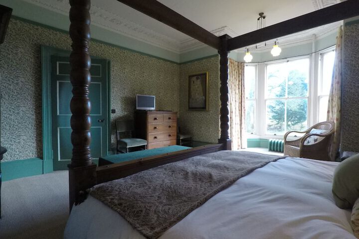 Room 4 of 18