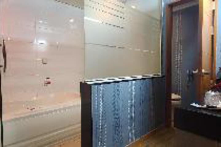 Room 5 of 6