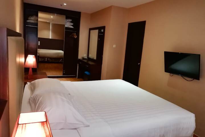 Room 9 of 32