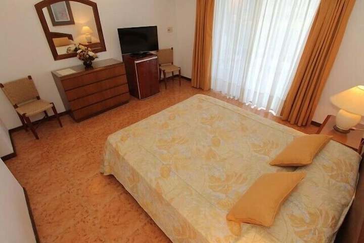 Room 52 of 166