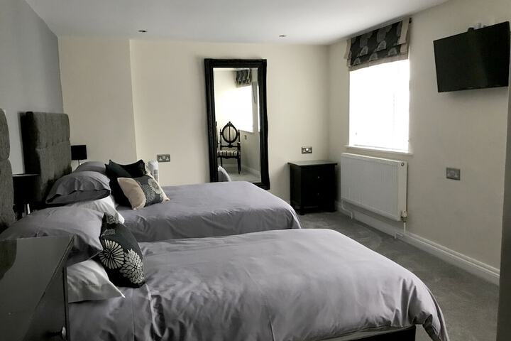 Room 4 of 18