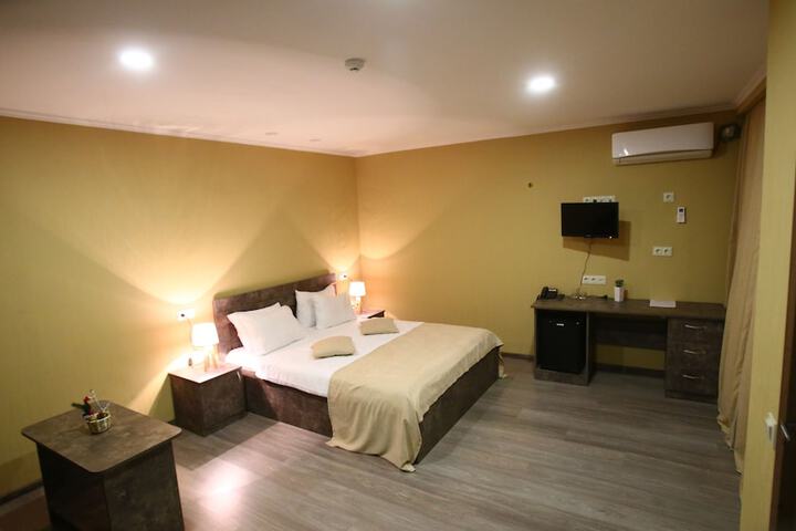 Room 28 of 86