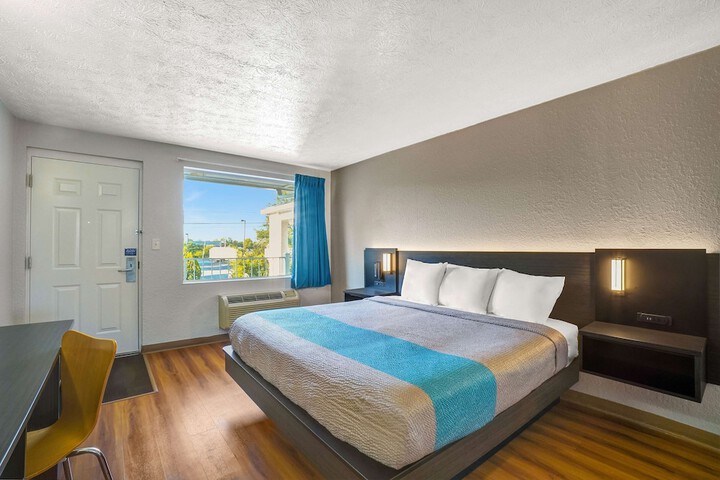 Room 6 of 28