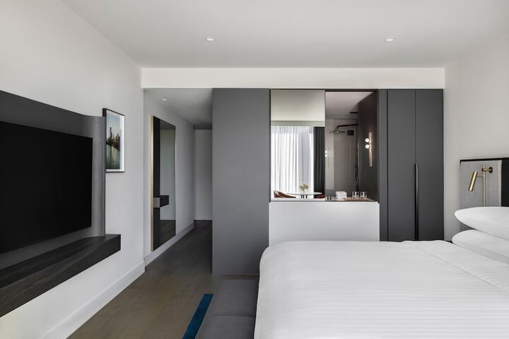 Room 14 of 90