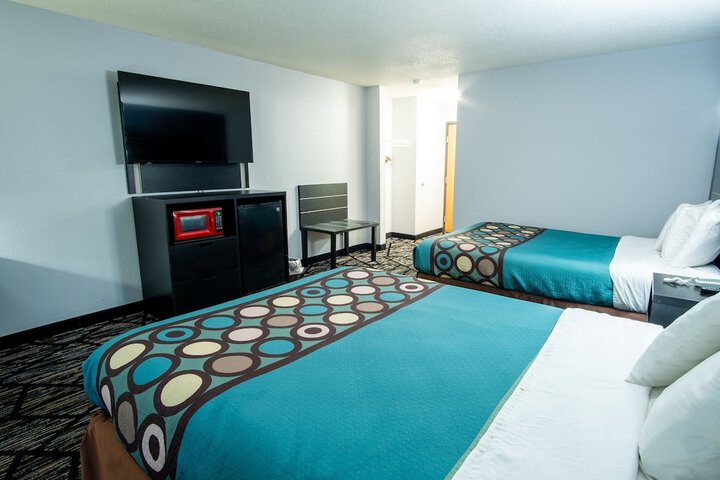 2 Queen Beds (10 of 10)