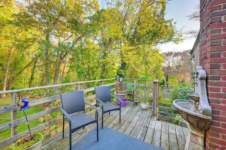 Cozy Dix Hills Apt w / Deck 7 Mi to Beach!
