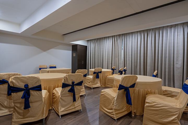 Ballroom/Hall 32 of 36