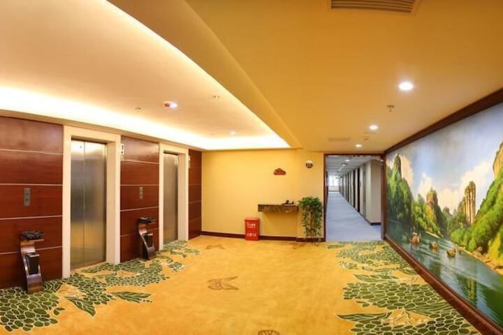 Ballroom/Hall 14 of 15