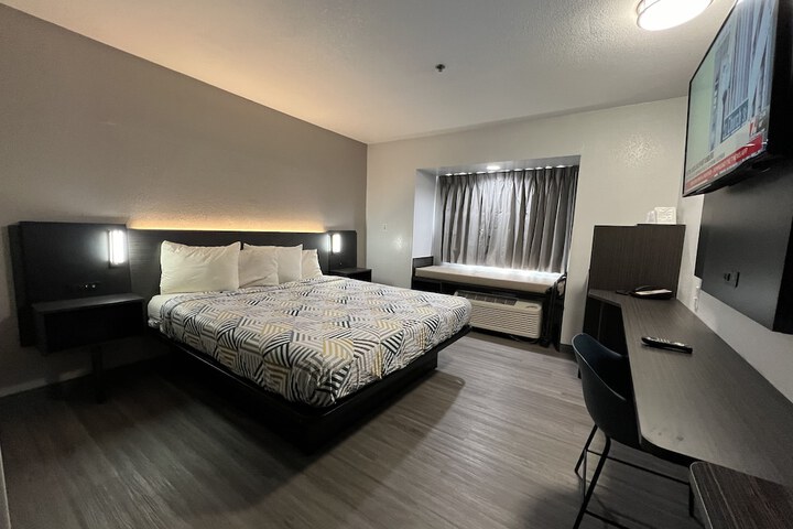 1 Queen Bed (9 of 16)