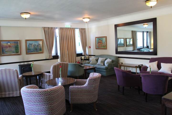 Lobby lounge