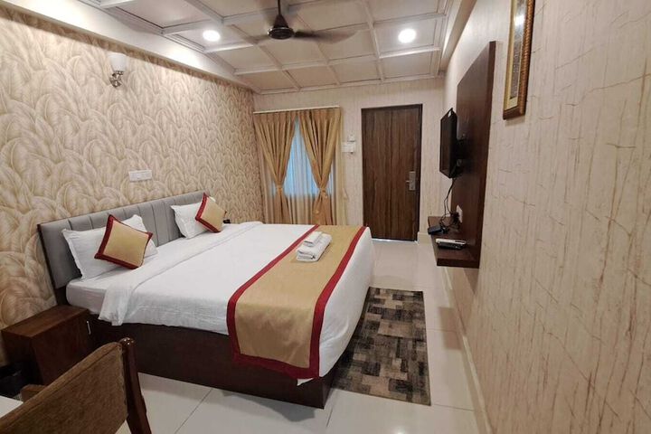 Room 2 of 10