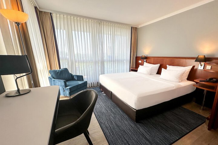 Room 32 of 157
