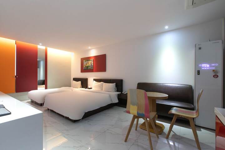 Room 28 of 40