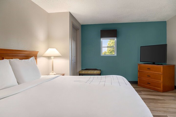 1 King Bed Accessible (23 of 23)