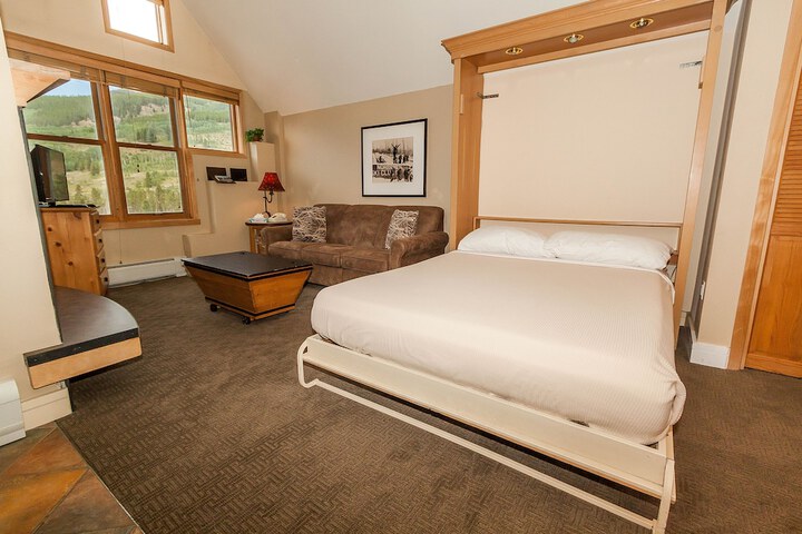 Room 8 of 172