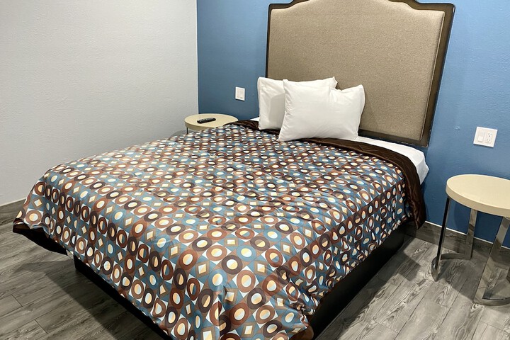1 Queen Bed (3 of 7)