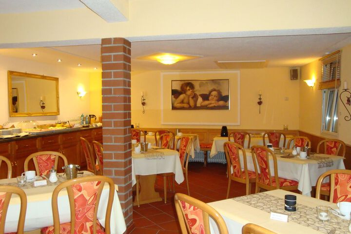 Dining 4 of 6