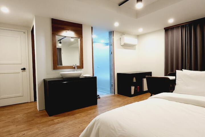 Room 16 of 33