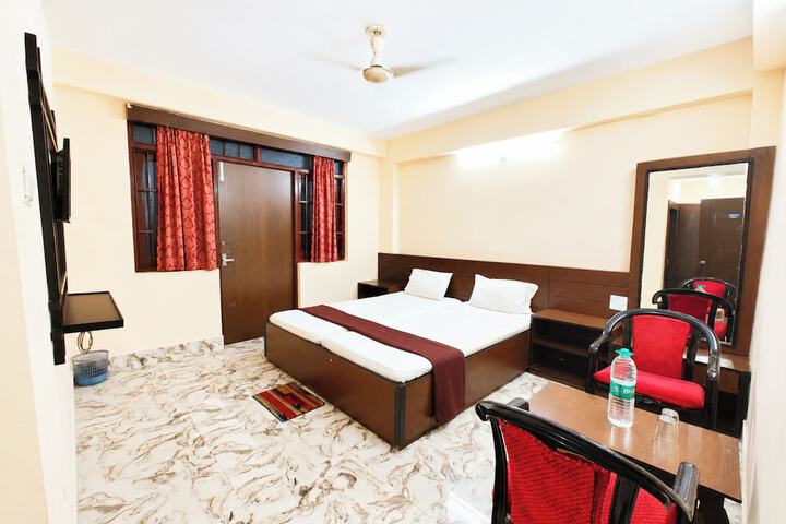 Room 6 of 14