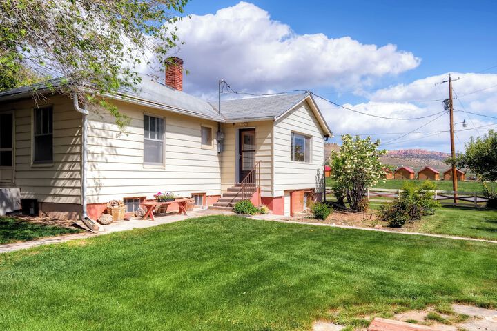 Charming Tropic Home by a Farm: Near Bryce Canyon!