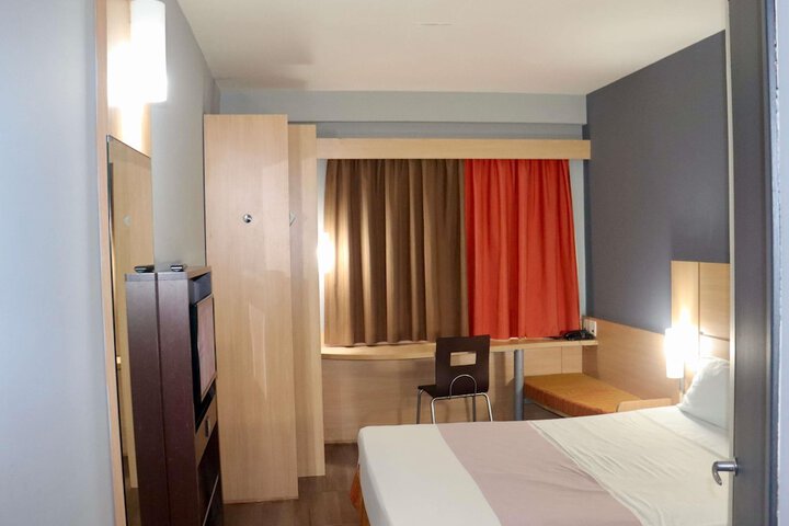 Room 3 of 62