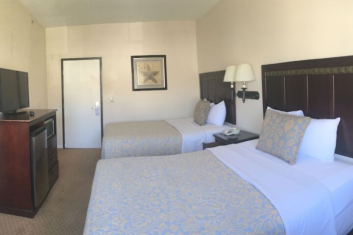 1 Queen Bed (12 of 17)
