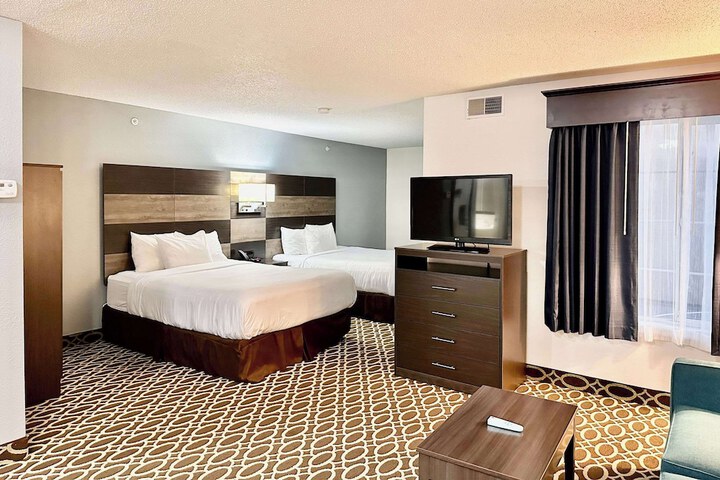 1 Queen Bed Efficiency Suite (24 of 54)