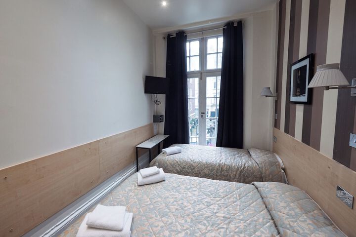 Room 28 of 46