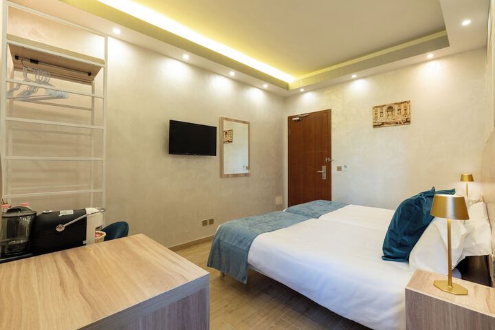 Room 11 of 32