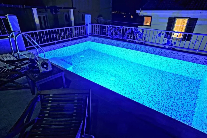 Pool 14 of 17