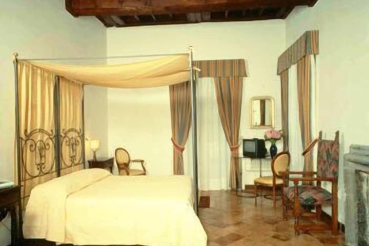 Room 9 of 37