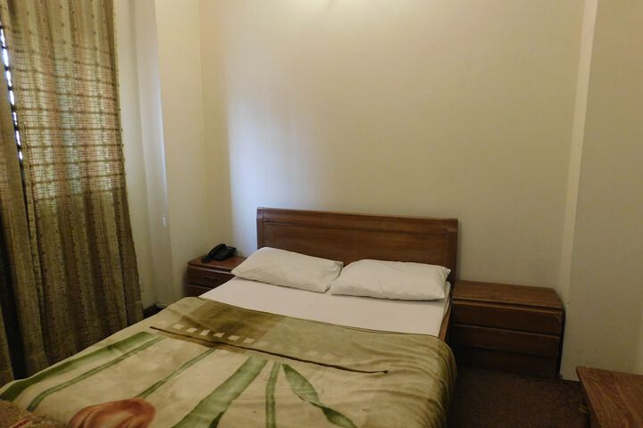 Room 5 of 9