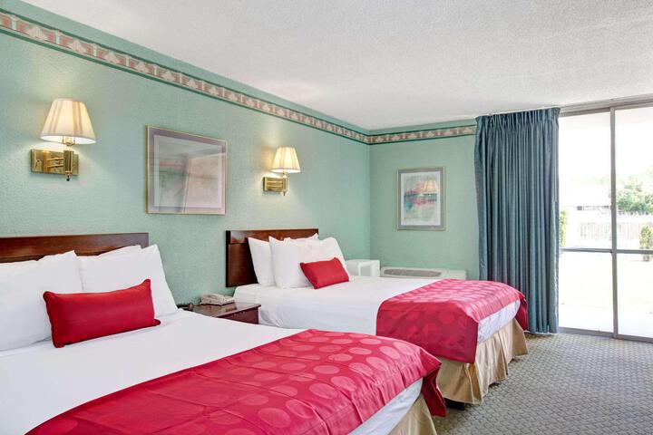 1 Queen Bed Accessible Room (13 of 15)