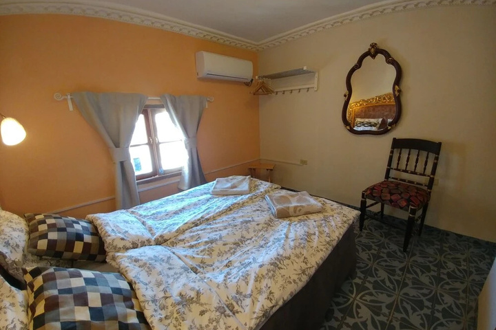 Room 4 of 20