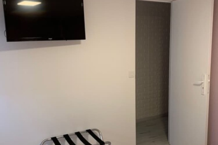 Room 32 of 64