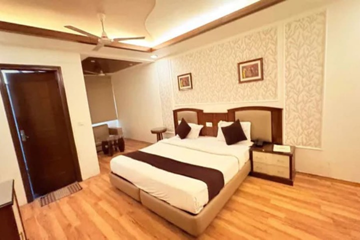 Room 8 of 18