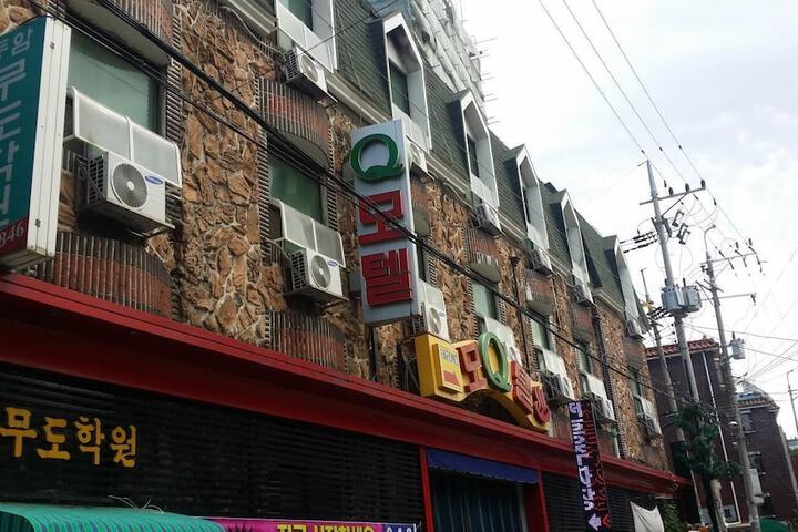 Q Motel