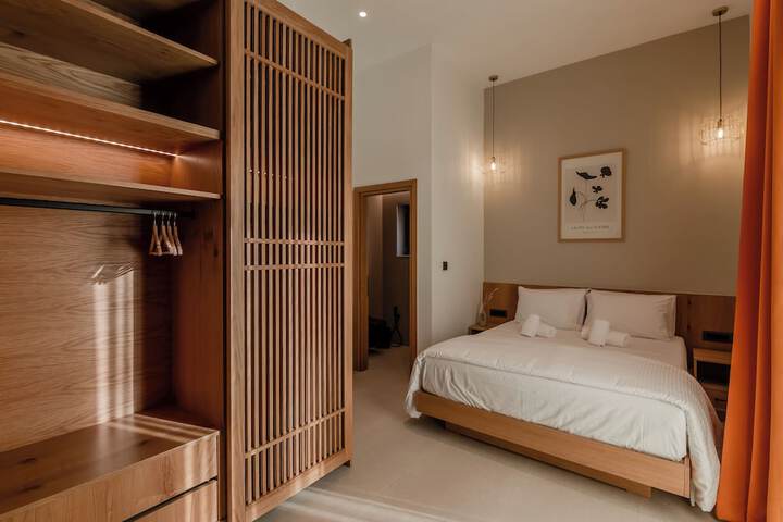 Room 18 of 77